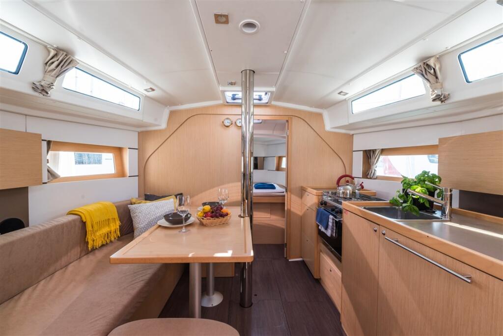 Sailing yacht 