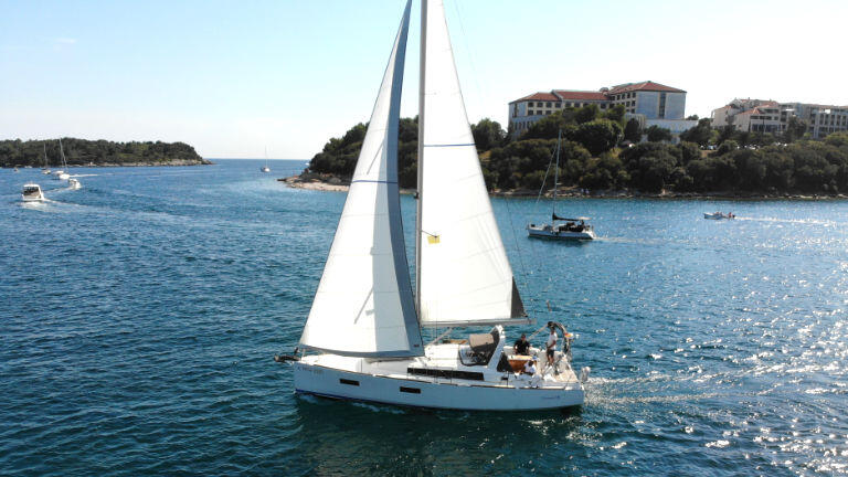 Sailing yacht 