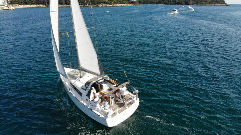 Sailing yacht 