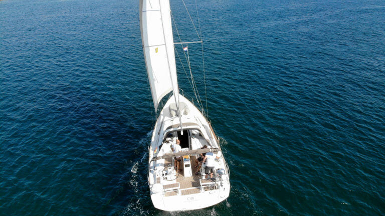 Sailing yacht 