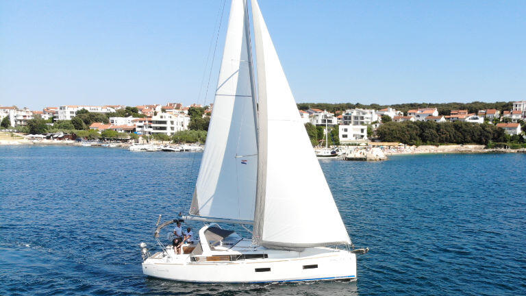 Sailing yacht 