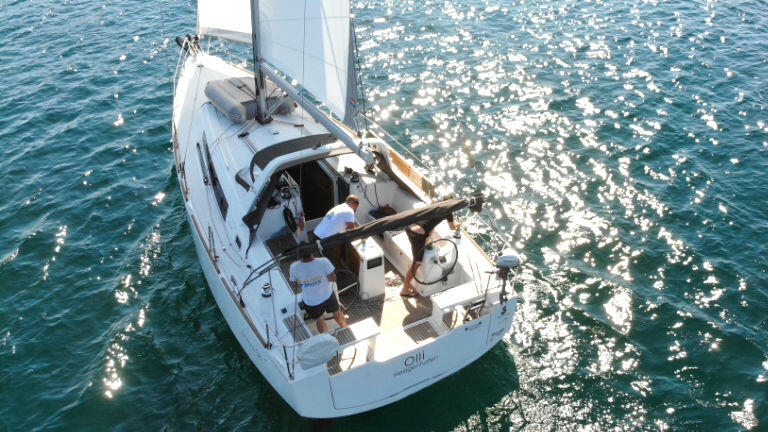 Sailing yacht 