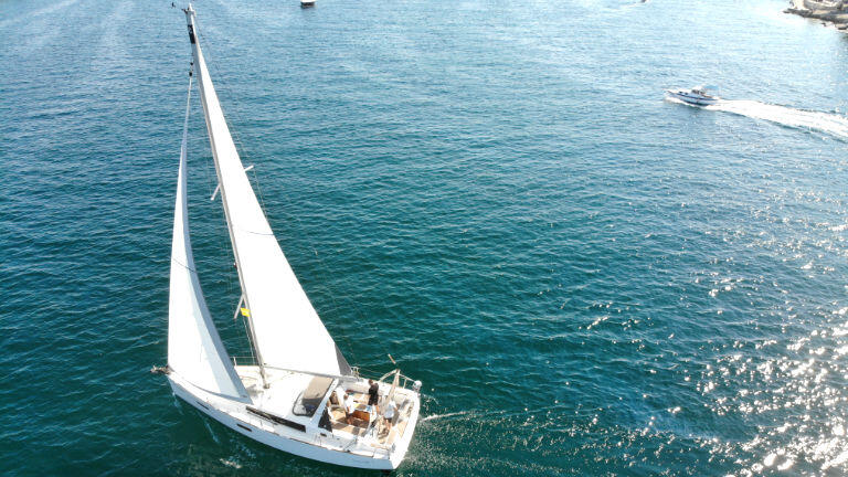 Sailing yacht 