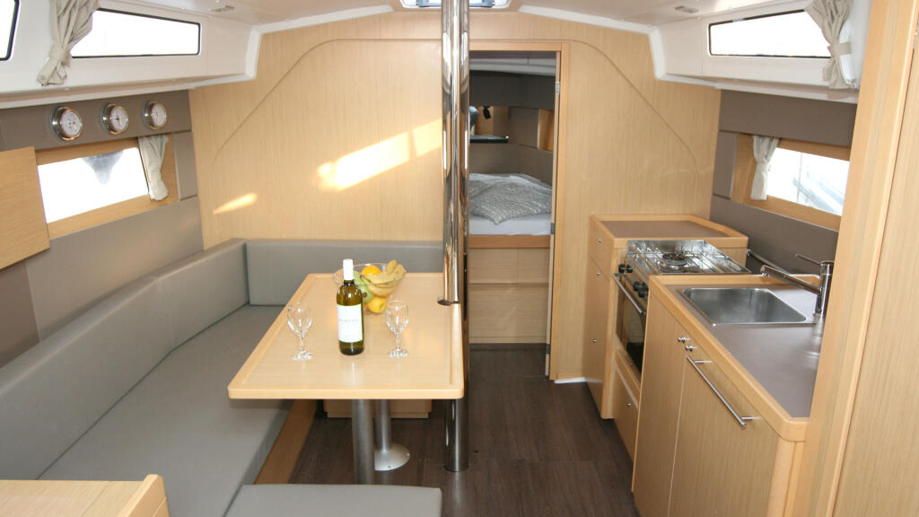 Sailing yacht 
