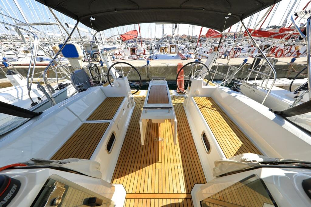 Sailing yacht 