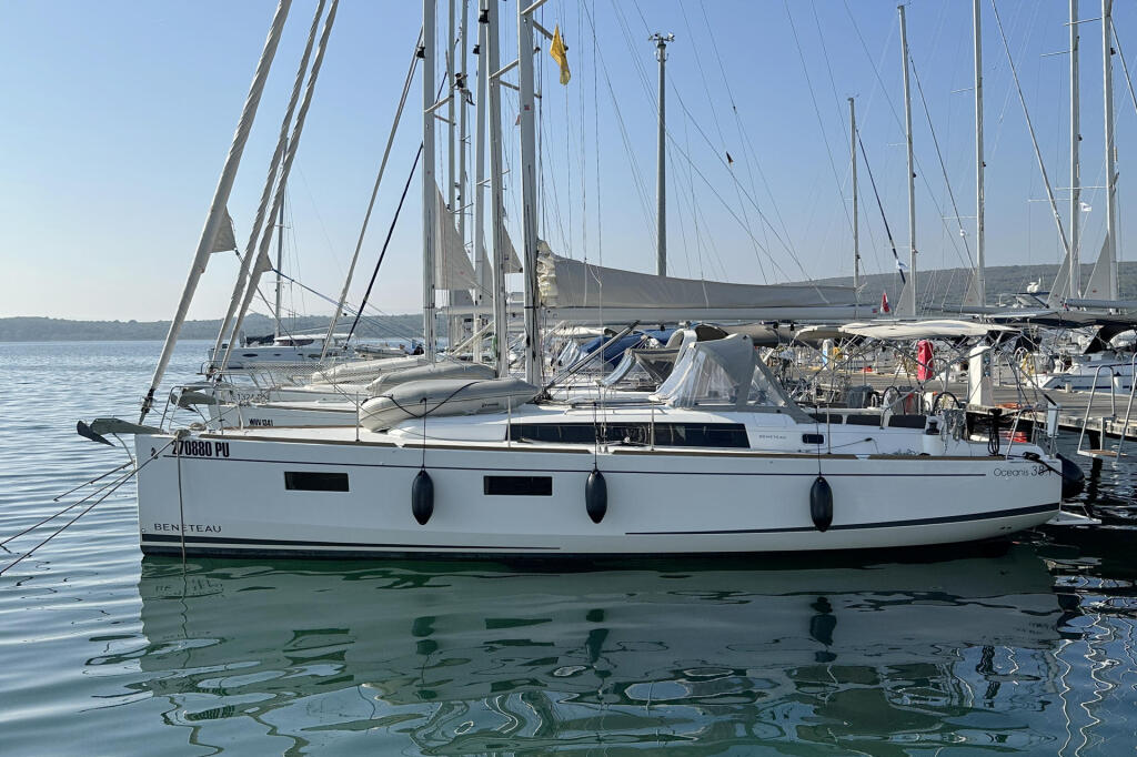 Sailing yacht 