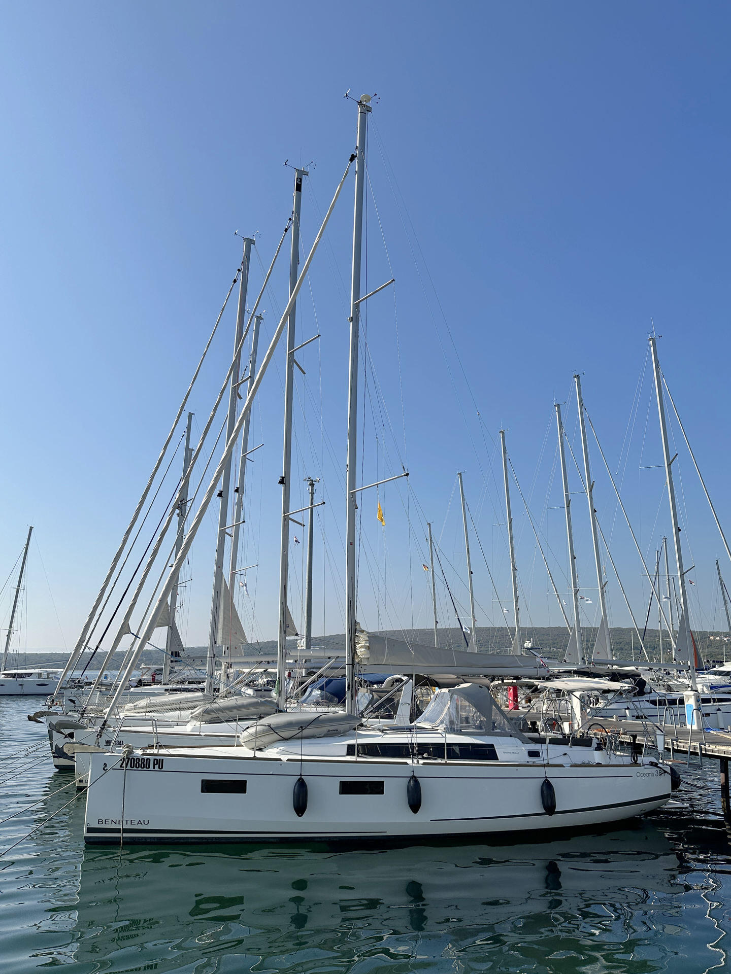 Sailing yacht 