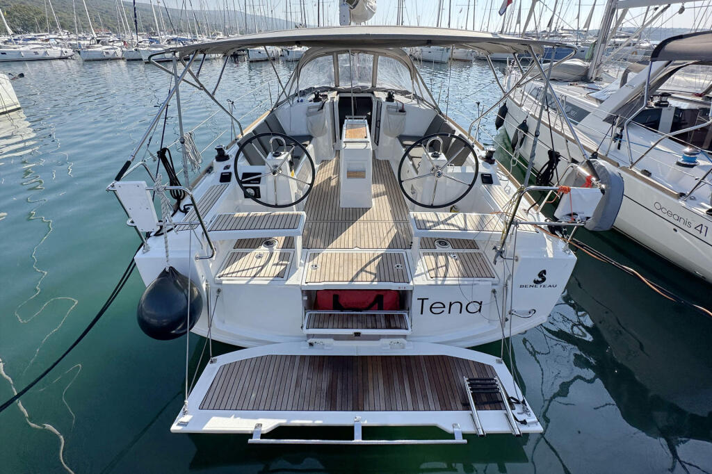 Sailing yacht 
