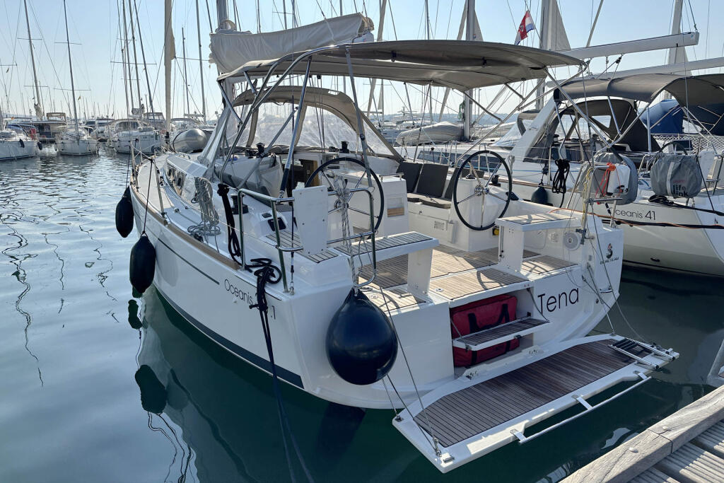 Sailing yacht 