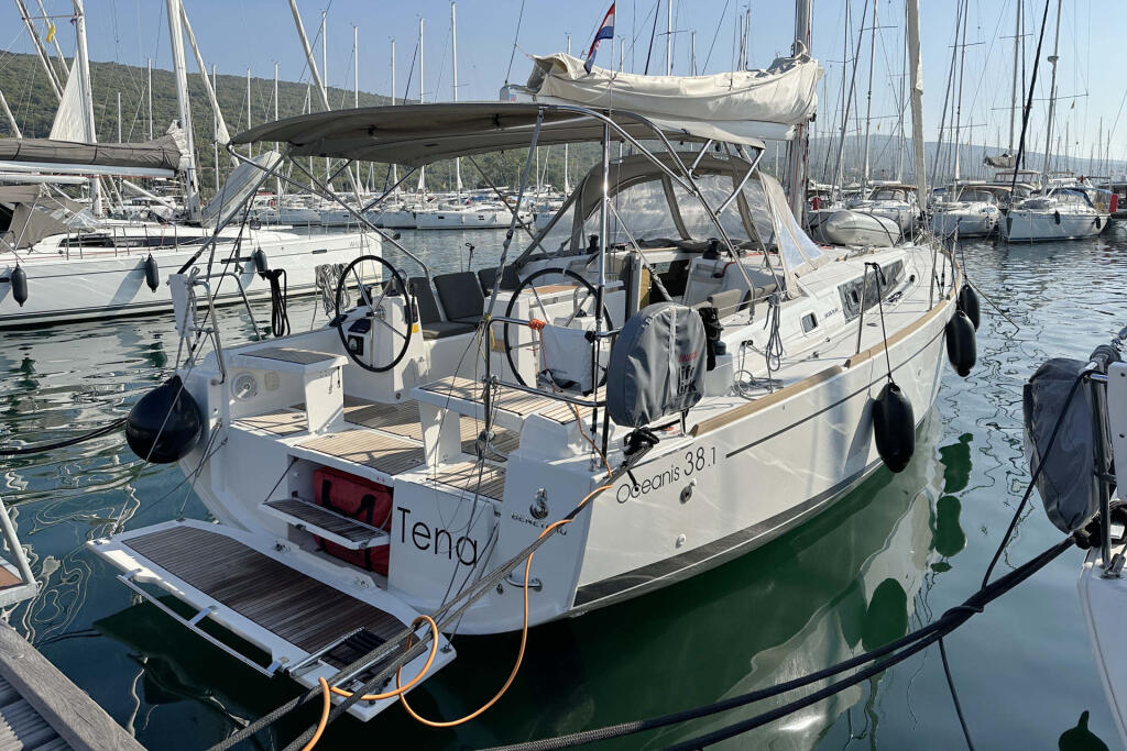 Sailing yacht 