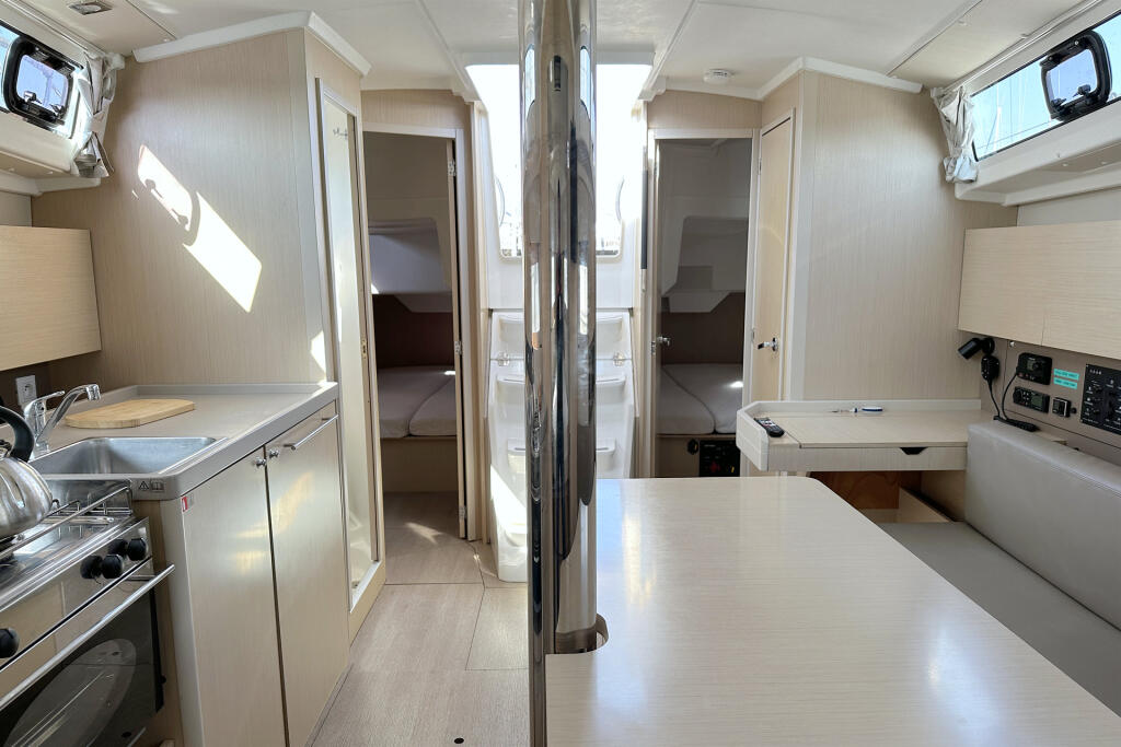 Sailing yacht 