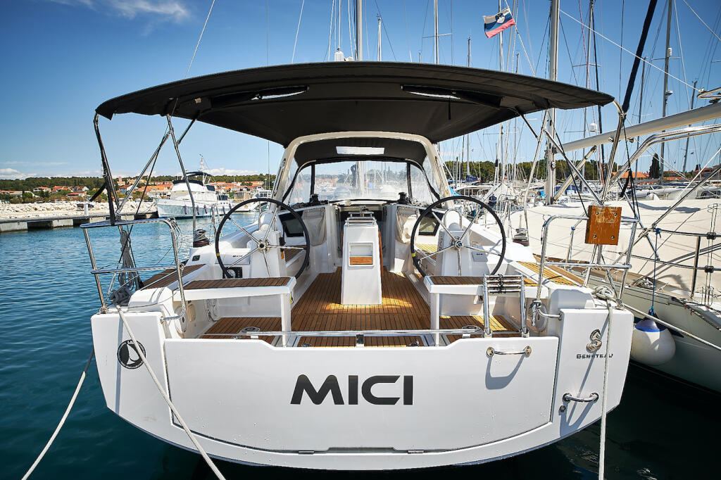 Sailing yacht 