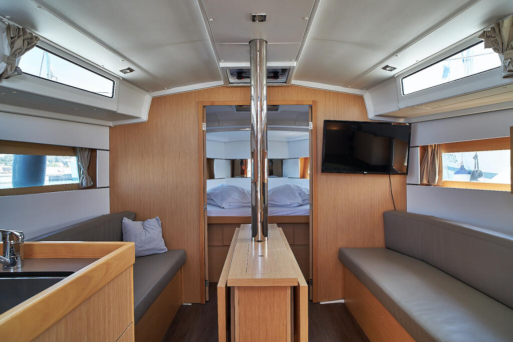 Sailing yacht 