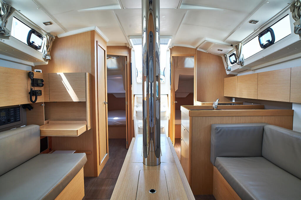 Sailing yacht 