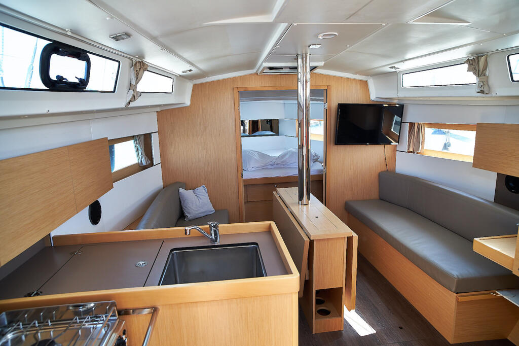 Sailing yacht 