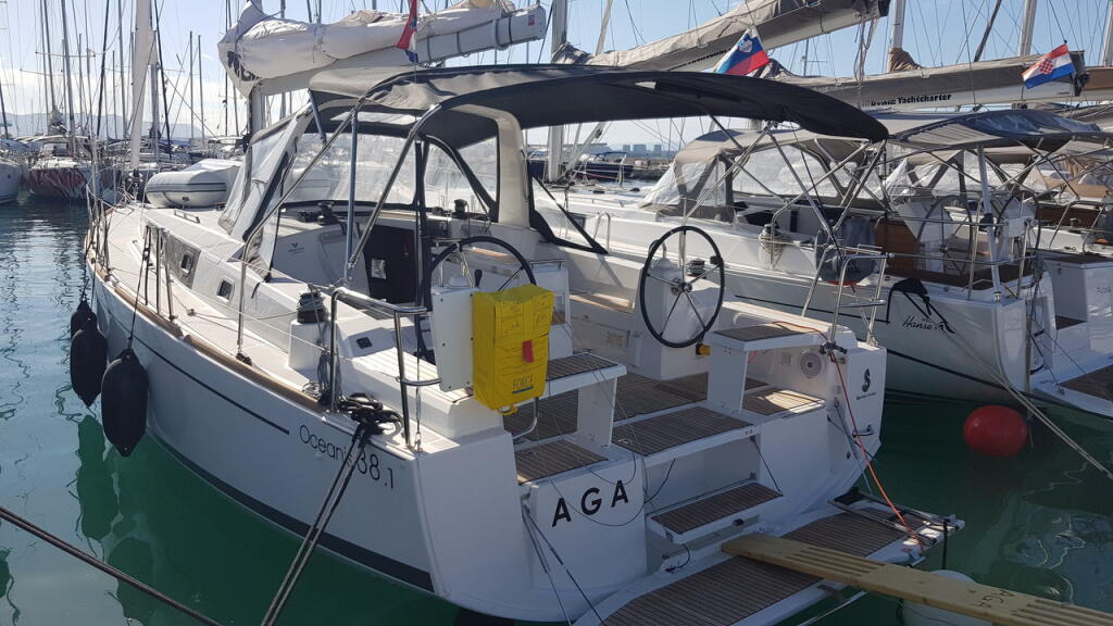 Sailing yacht 