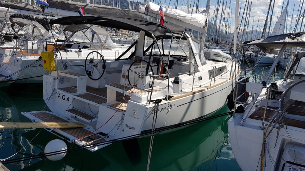 Sailing yacht 