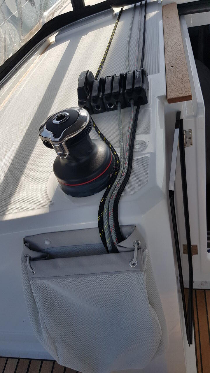 Sailing yacht 