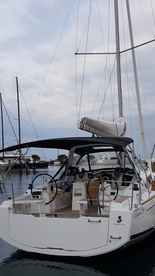 Sailing yacht 