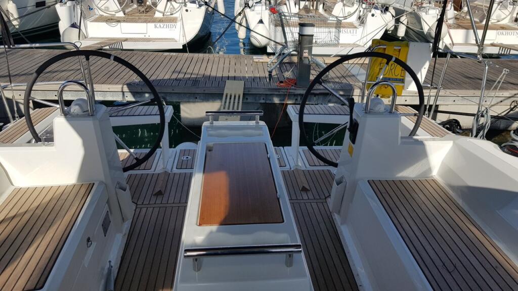 Sailing yacht 