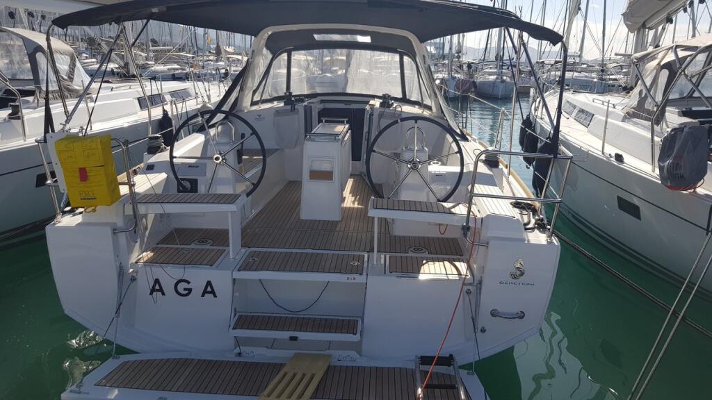 Sailing yacht 
