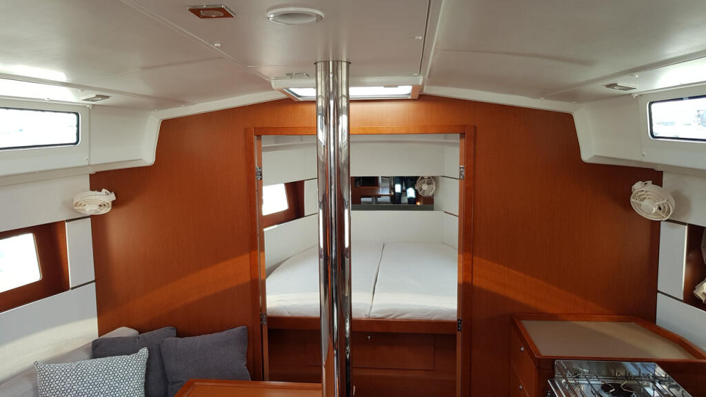 Sailing yacht 