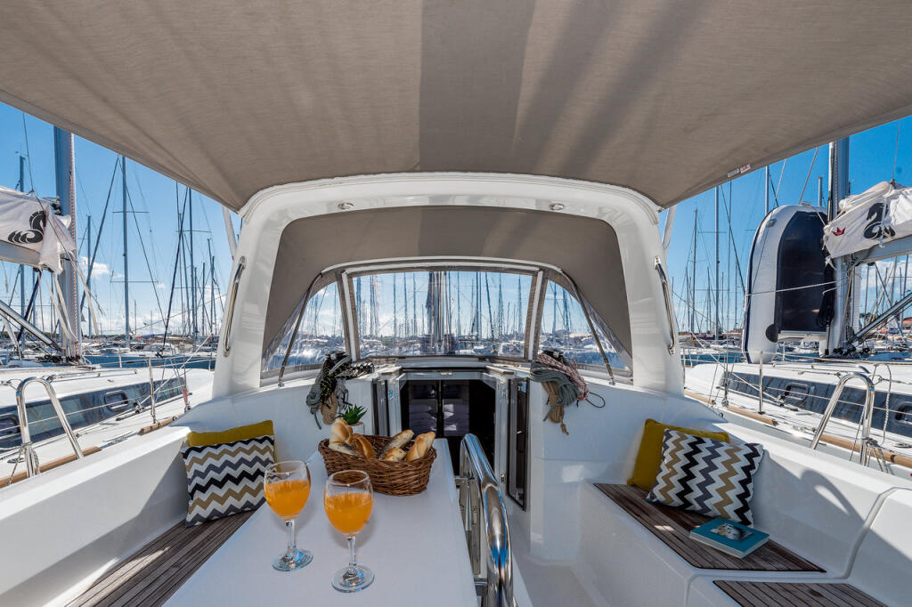 Sailing yacht 