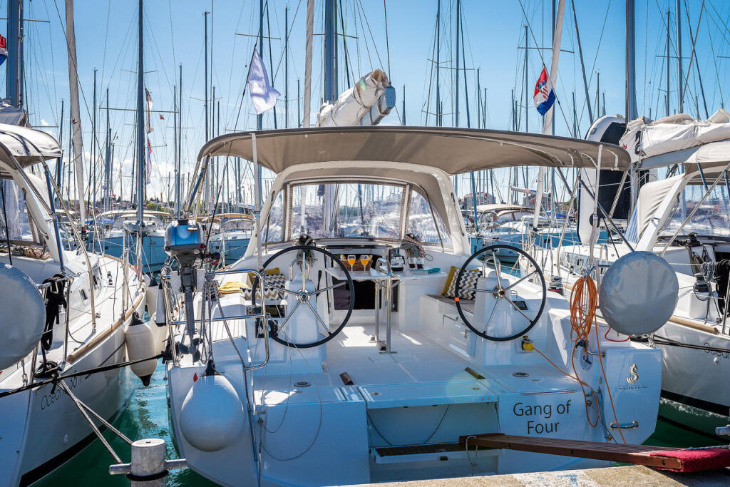 Sailing yacht 