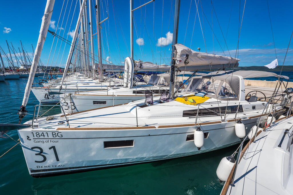Sailing yacht 