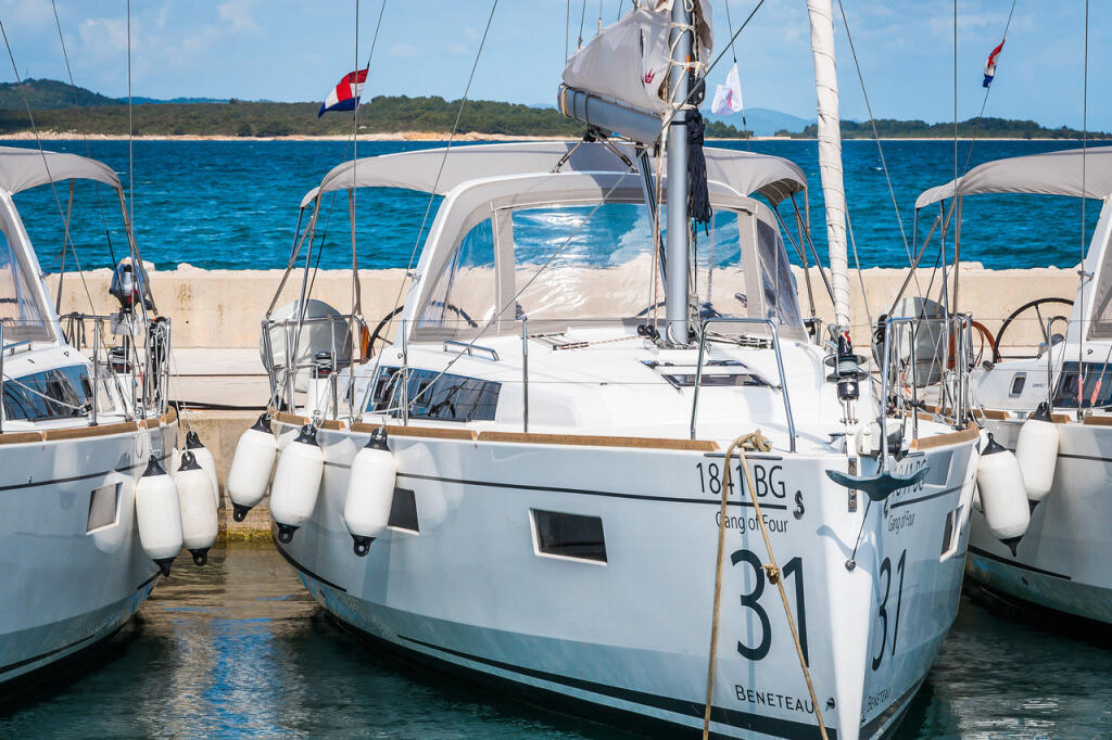 Sailing yacht 