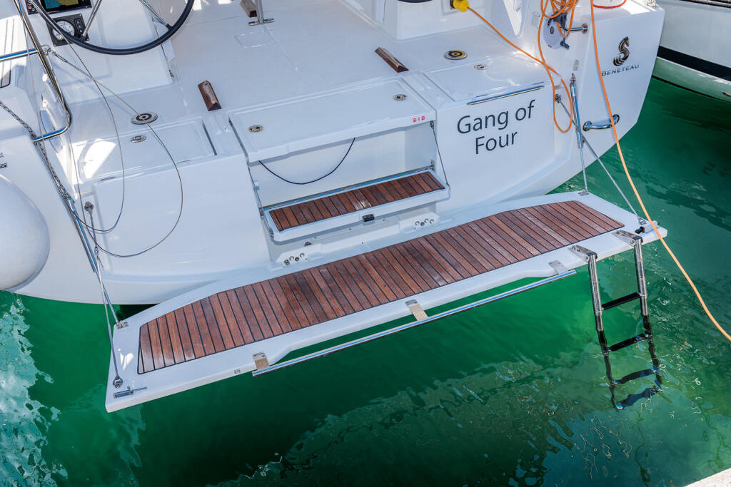 Sailing yacht 