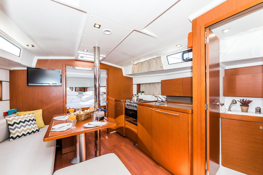 Sailing yacht 