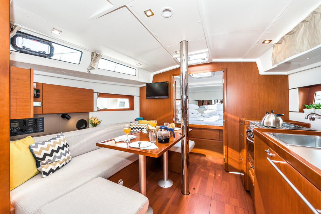 Sailing yacht 