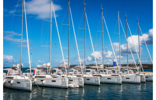 Sailing yacht 