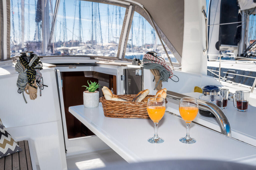 Sailing yacht 