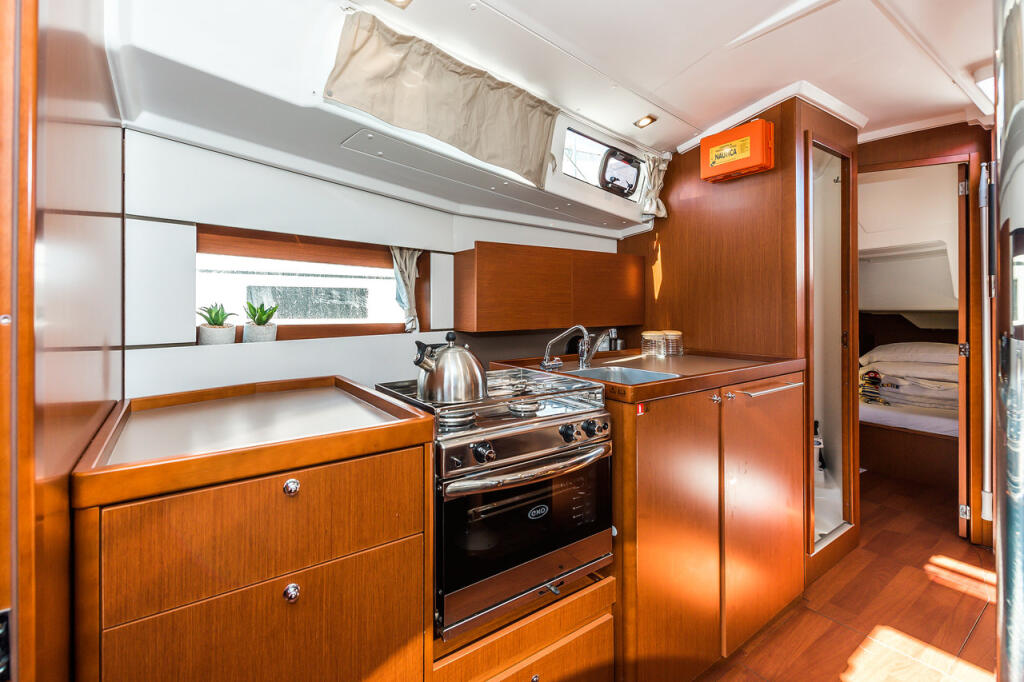 Sailing yacht 