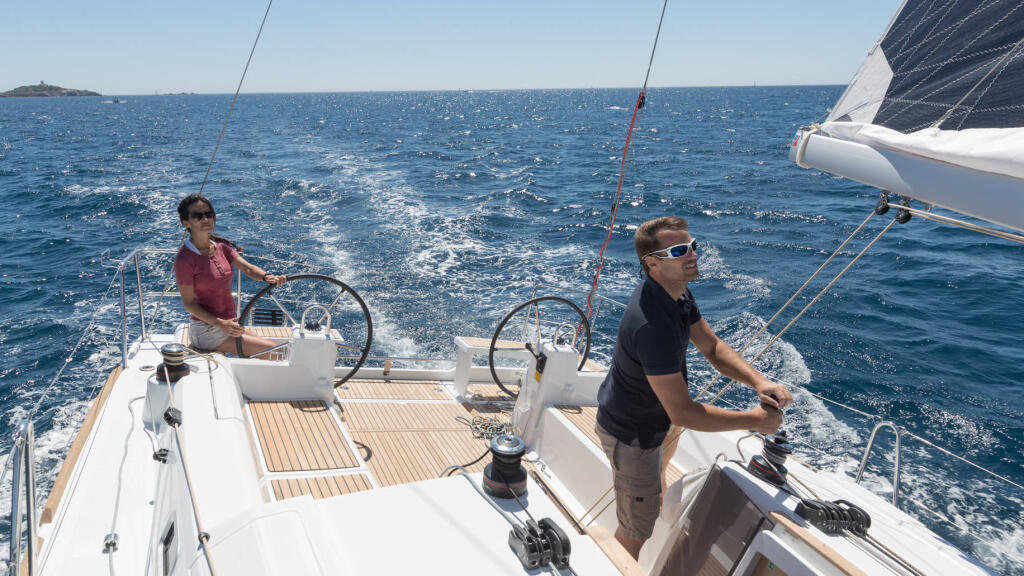 Sailing yacht 