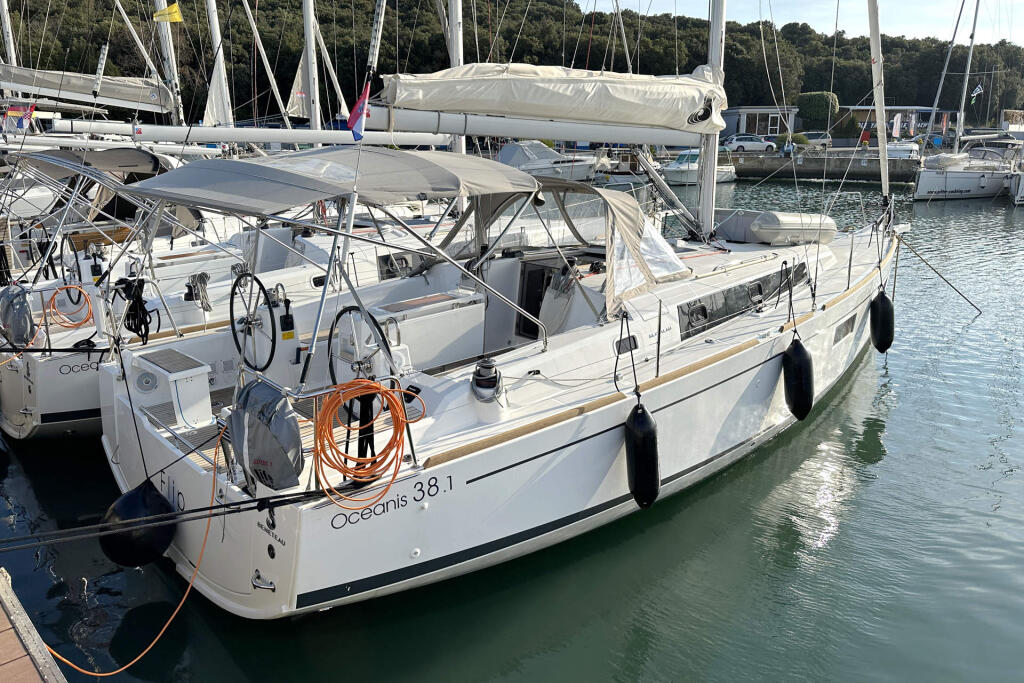 Sailing yacht 