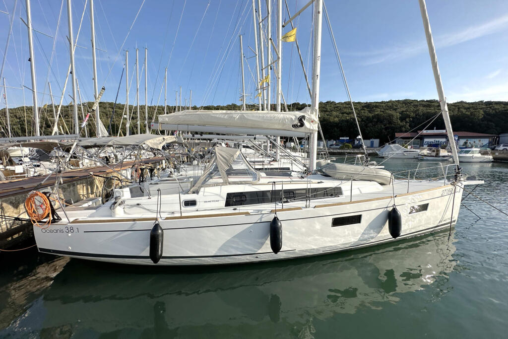 Sailing yacht 