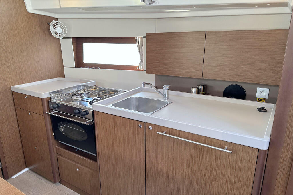 Sailing yacht 