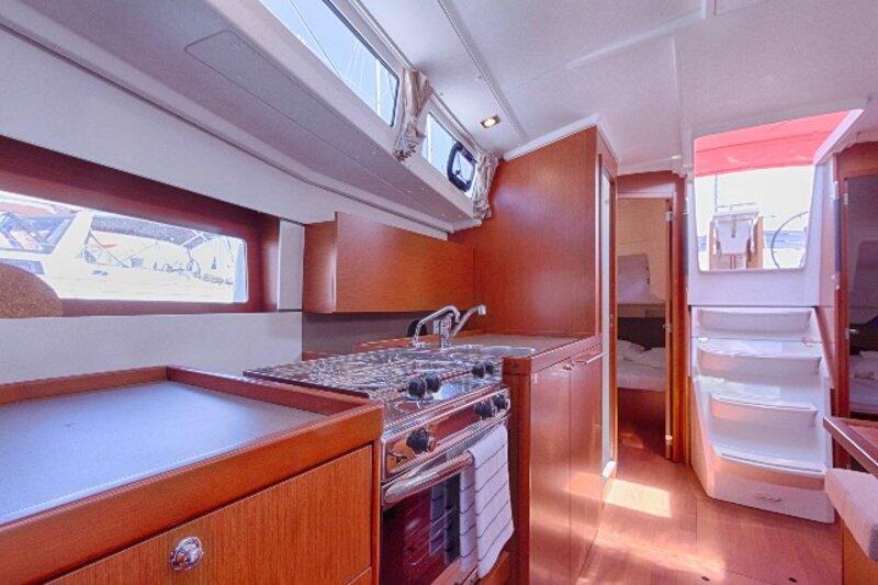 Sailing yacht 