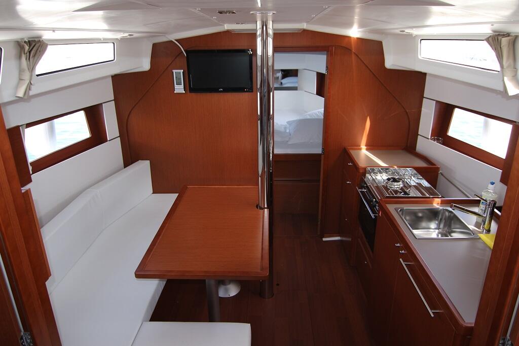 Sailing yacht 