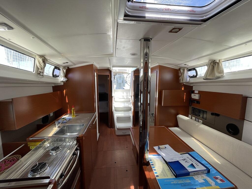 Sailing yacht 