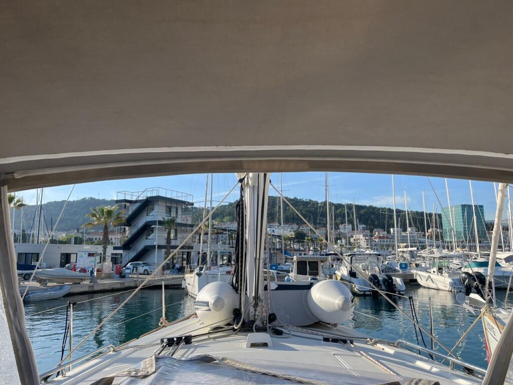 Sailing yacht 
