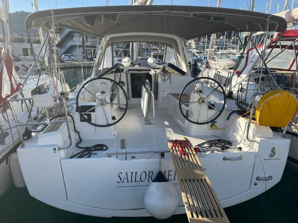 Sailing yacht 