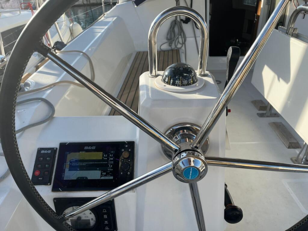 Sailing yacht 