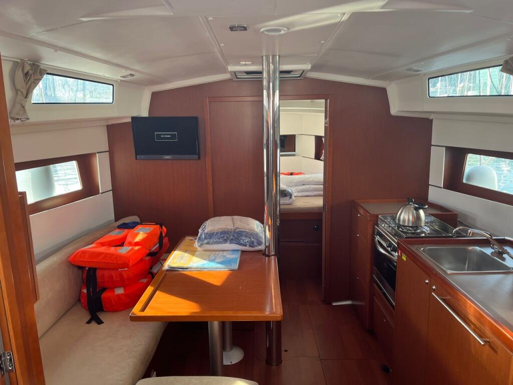 Sailing yacht 