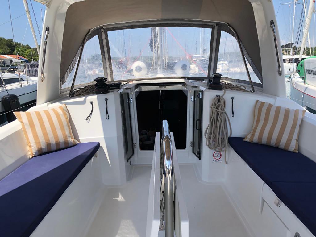 Sailing yacht 