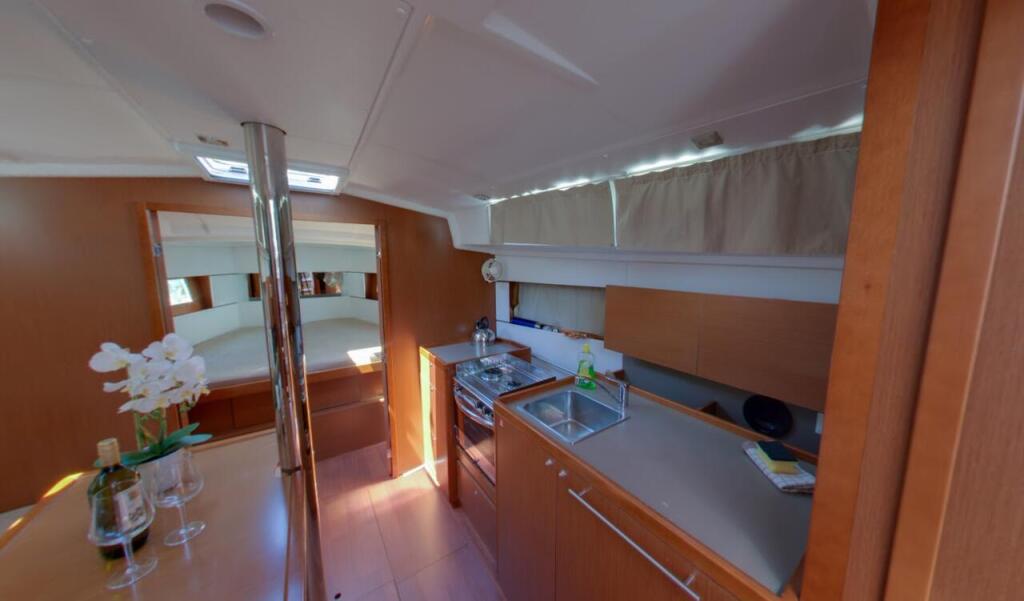 Sailing yacht 