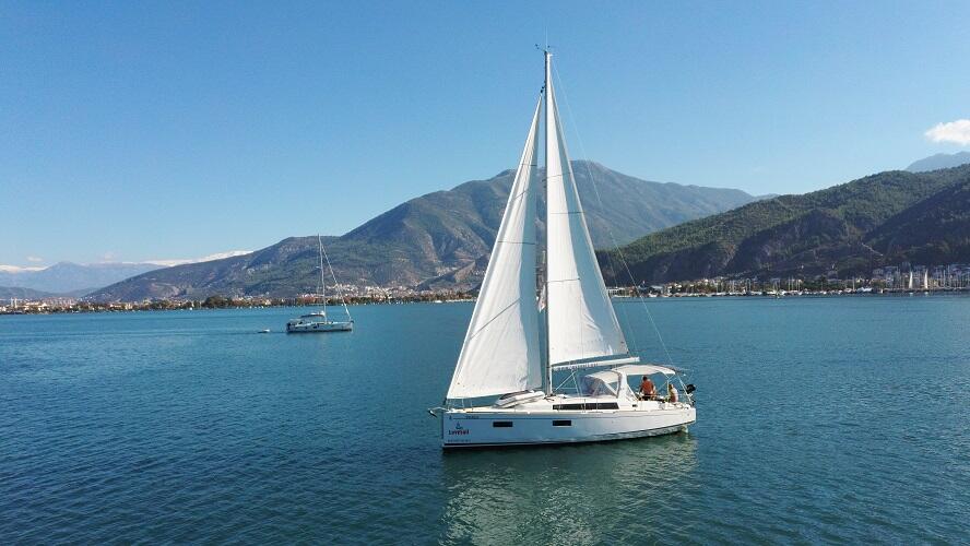 Sailing yacht 